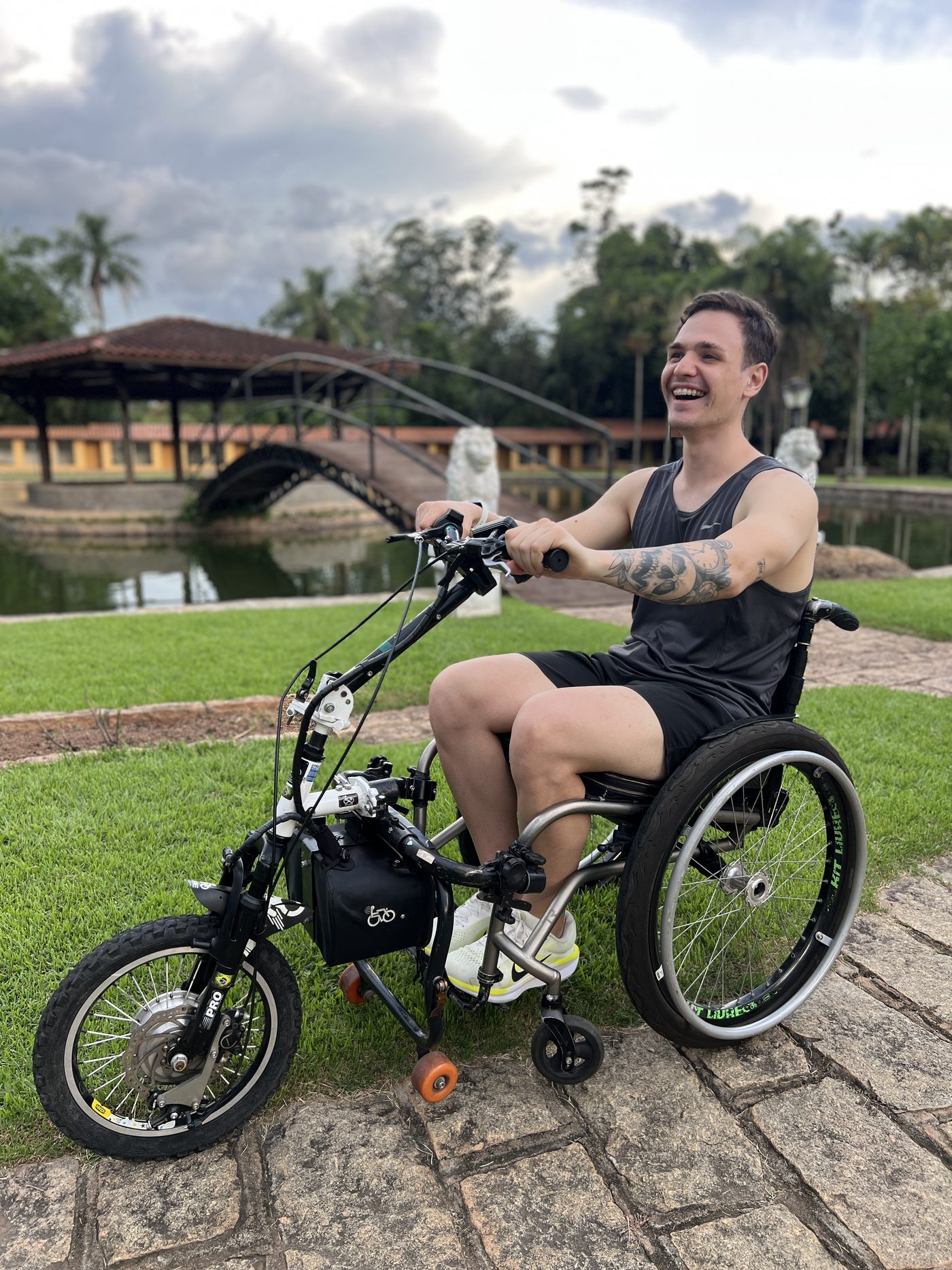 Cliente sorrindo no Kit Livre em um parque