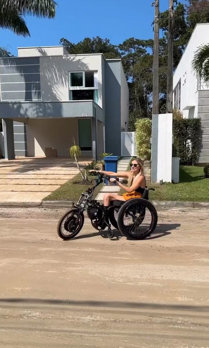 Cliente em movimento com o Kit Livre na cidade